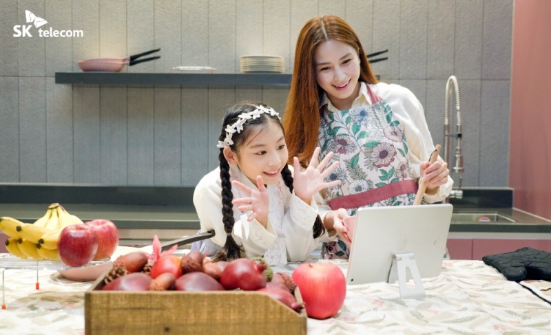 코로나19 영향으로 가족 친척들과의 만남이 어려운 이번 추석, 비대면으로 안전하게 소통할 수 있는 ICT 기술이 가족의 정을 나누는 장으로 주목받고 있다. SKT의 ICT 기술을 활용하면 안전하고 즐거운 추석을 보낼 수 있다.