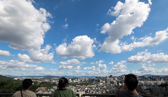 맑은 날씨를 보인 지난 18일 오후 서울 종로구 인왕산 자락에서 바라본 도심이 구름과 조화를 이루고 있다.