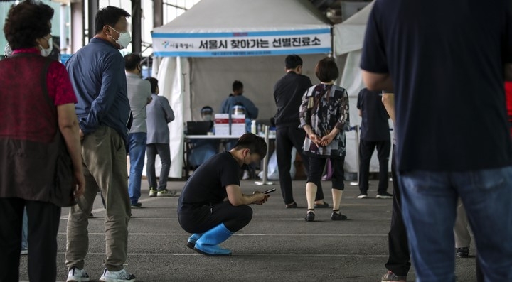 추석 연휴가 시작된 가운데 지난 19일 오후 집단감염이 발생한 서울 송파구 가락농수산물종합도매시장에 설치된 서울시 찾아가는 선별진료소를 찾은 시장 상인 및 관계자들이 코로나19 검사를 받기 위해 줄 서 있다.
