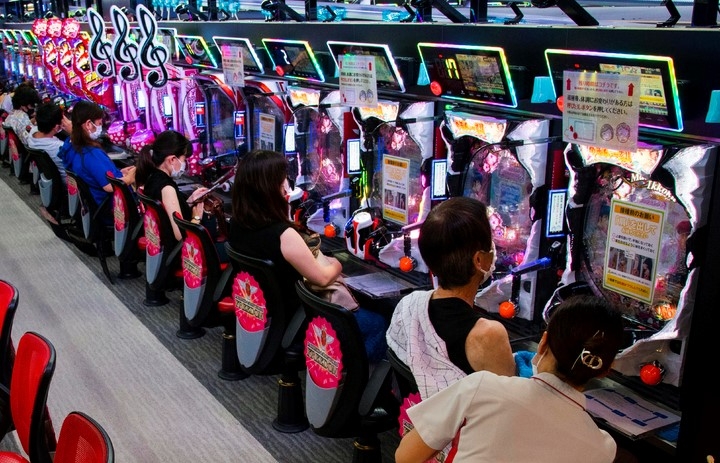 13일 일본 오사카의 파친코 매장 '프리덤'에서 한 여성이 모더나 백신 1차 접종을 하고 있다. 인근 병원에서는 코로나19 백신 접종소가 된 이 파친코 매장에 의료진을 파견해 이틀 동안 직원, 단골손님 등 1500여 명에게 백신을 투여한다.