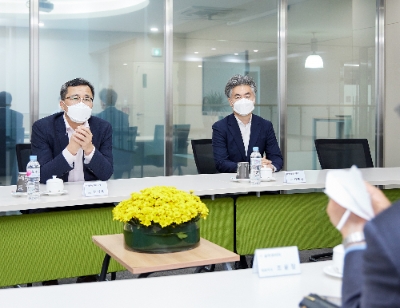 공공기관들이 중소기업들의 역량 강화를 위한 업무 협약과 간담회를 개최하고 있다 / 사진 제공 = 캠코