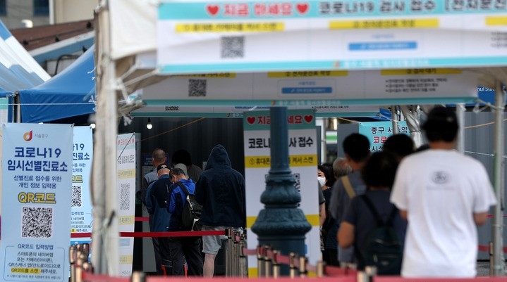 추석 연휴 셋째날인 20일 오전 서울 중구 서울역 광장 임시선별검사소에서 시민들이 코로나19 검사를 받기 위해 줄지어 서 있다.