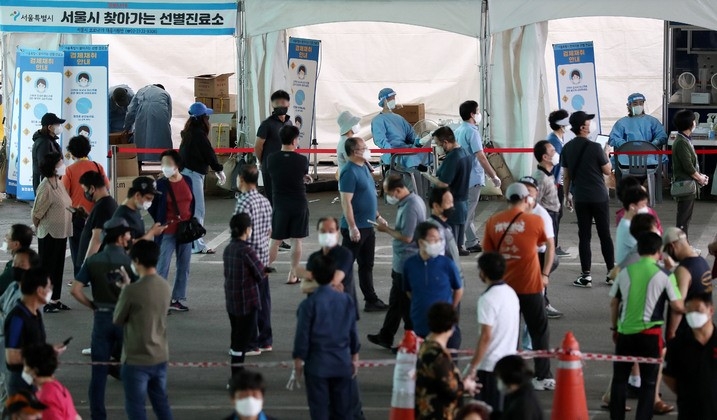 가락시장 관련 누적 확진자가 400명을 넘어선 지난 22일 오전 서울 송파구 가락시장에 설치된 찾아가는 선별진료소에서 시장 종사자들이 검사를 받기 위해 대기하고 있다.