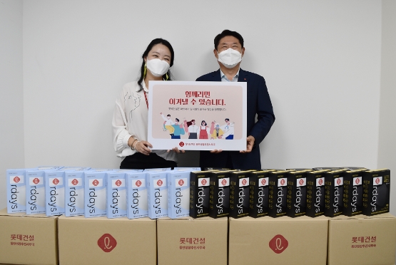 건설사들의 사회공헌 활동이 잇따르고 있다. 롯데건설 박은병 외주구매본부장(오른쪽)이 기념 사진을 찍고 있다./사진 제공 = 롯데건설