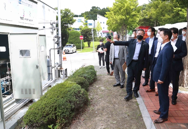 박기영 산업통상자원부 2차관이 지난 8월 18일 대전광역시 유성구에 위치한 한국에너지기술연구원에서 청정수소 생산기술 설비를 살펴보고 있다. 사진=산업부