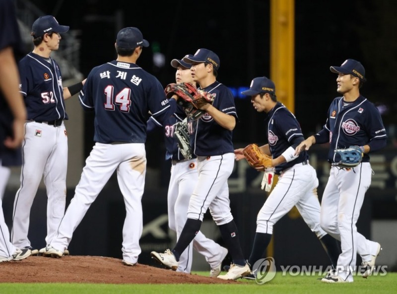 (광주=연합뉴스) 23일 광주-기아챔피언스필드에서 열린 2021 프로야구 두산 베어스와 KIA 타이거즈의 경기에서 3-1로 승리한 두산 선수들이 기뻐하고 있다.