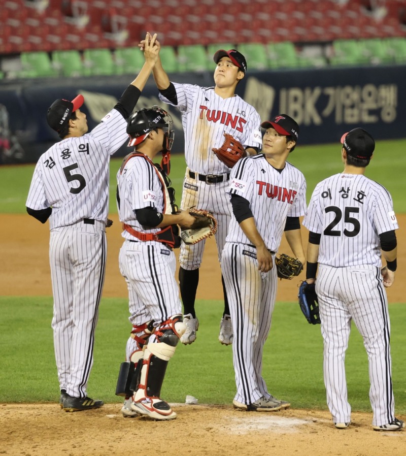 오랫만에 17안타를 퍼부어 삼성을 11-3으로 누른 LG 선수들이 승리의 세러머니를 하고 있다.