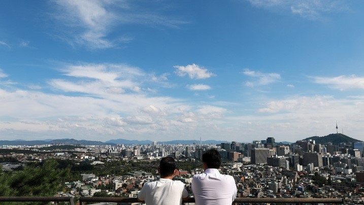 완연한 가을 날씨를 보인 지난 24일 오후 서울 종로구 무무대전망대에서 시민들이 하늘을 보며 여가시간을 보내고 있다.