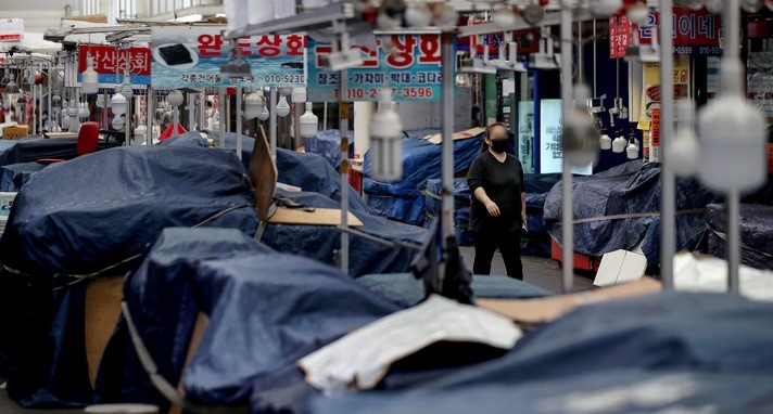 국내 코로나19 신규 확진자가 2434명을 기록하며 역대 최고치를 보인 24일 오후 집단감염이 발생한 서울 중구 중부시장이 출입 통제돼 있다. 224명의 확진자가 발생한 중부시장은 26일까지 시장을 폐쇄하고 임시휴업 한다.