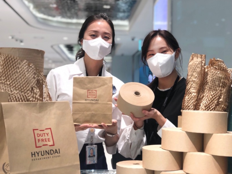 현대백화점면세점 인천공항점에서 직원들이 종이 포장재를 소개하고 있는 모습. / 사진 = 현대백화점그룹 제공