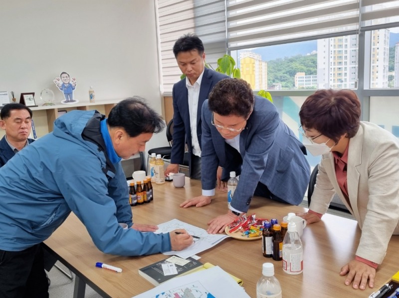 이광재 국회의원이 원주 국회의원 사무실에서 25일 홍천철도범군민추진위원회와 용문-홍천철도 조기착공을 위해 의견을 나누고 있다. / 사진 = 이광재 의원 사무실