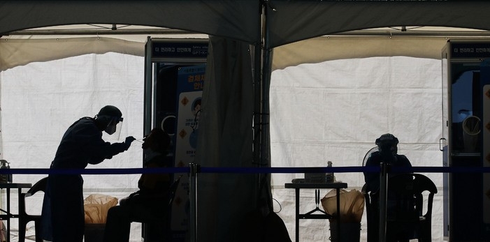 가락시장 관련 누적 확진자가 659명으로 집단감염이 지속되고 있는 26일 오전 서울 송파구 가락시장에 마련된 찾아가는 선별진료소에서 시장 종사자가 검사를 받고 있다.