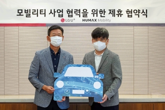 황현식 LG유플러스 사장(왼쪽)과 김태훈 휴맥스 사장/사진 제공 = LG유플러스