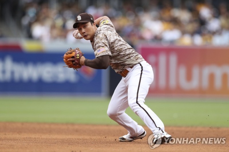 (샌디에이고 AP=연합뉴스) 샌디에이고 파드리스 유격수 김하성이 27일(한국시간) 미국 캘리포니아주 샌디에이고 펫코파크에서 열린 미국프로야구 메이저리그 애틀랜타 브레이브스와의 홈경기에서 6회 프레디 프리먼의 타구를 잡아 송구하고 있다.