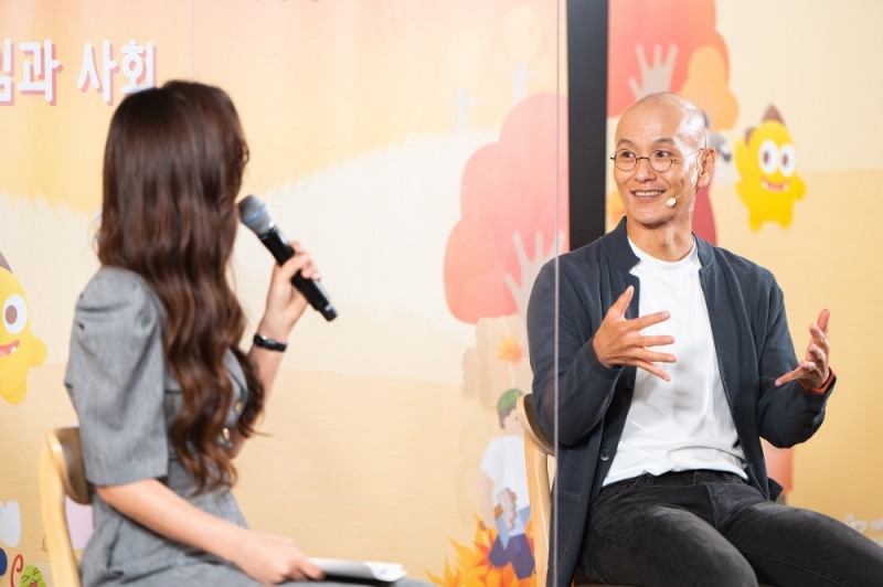 제10회 넷마블 게임콘서트의 사회자인 김수현 아나운서(좌)와 김영선 성우(우)가 질의 응답하는 모습. / 사진 = 넷마블 제공