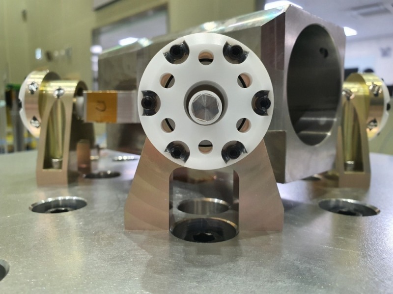 위성 탑재체 IR센서 냉각기에 탑재될 진동저감장치 모습. / 사진 = 한화시스템 제공