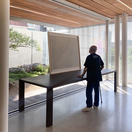 사진=작업실에서 신작 에디션 검수 중인 박서보