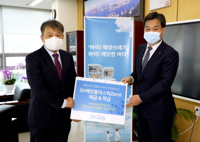 김진균 은행장(오른쪽)과 김재균 사장