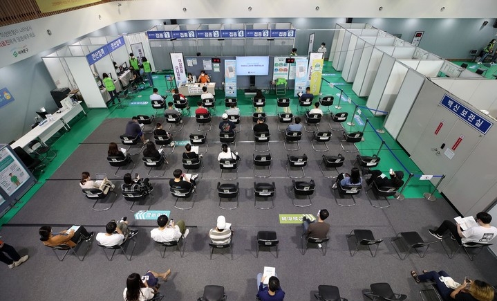 코로나19 신규 확진자가 2383명으로 집계된 27일 오전 서울 서대문구 북아현체육문화센터에 마련된 코로나19 백신예방접종센터를 찾은 시민들이 백신 접종을 마친 뒤 이상반응 관찰을 위해 대기하고 있다.