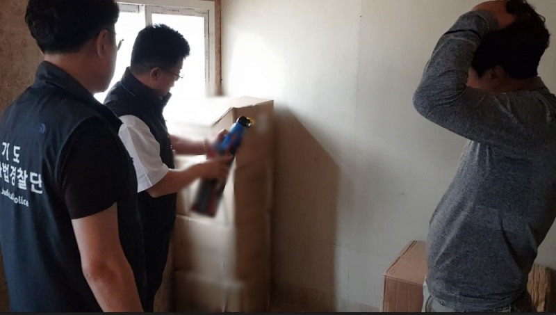 경기특사경이 미검정소방용품에 대한 검사를 하고 있다.사진=경기도 제공