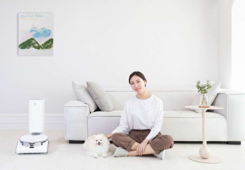 삼성전자 모델이 인공지능 로봇청소기 '비스포크 제트 봇 AI'를 소개하고 있다. / 사진 제공 = 삼성전자