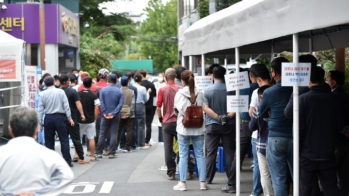 27일 오전 대구 수성구 보건소 선별진료소에서 시민들이 코로나19 진단검사를 받기 위해 순서를 기다리고 있다.
