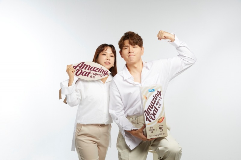 어메이징 오트 모델 홍쓴부부 (제공 : 매일유업)
