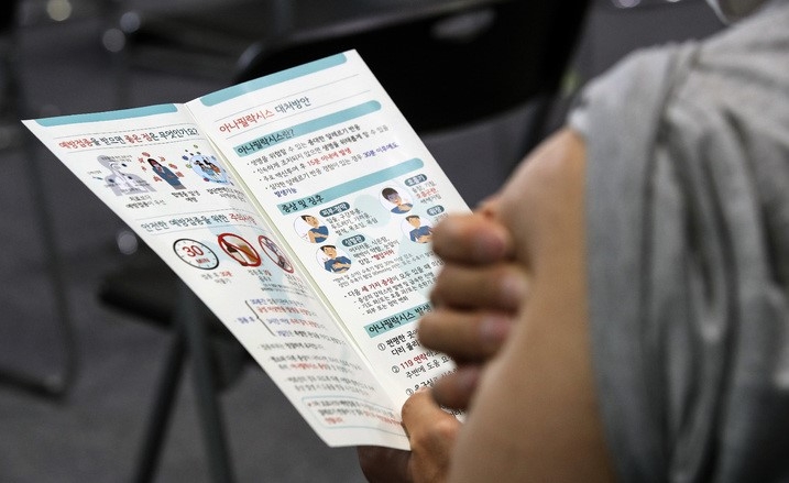 지난 24일 오전 서울 서대문구 북아현체육문화센터에 마련된 코로나19 백신예방접종센터에서 백신 접종자들이 이상반응 모니터링을 위해 대기하고 있다.