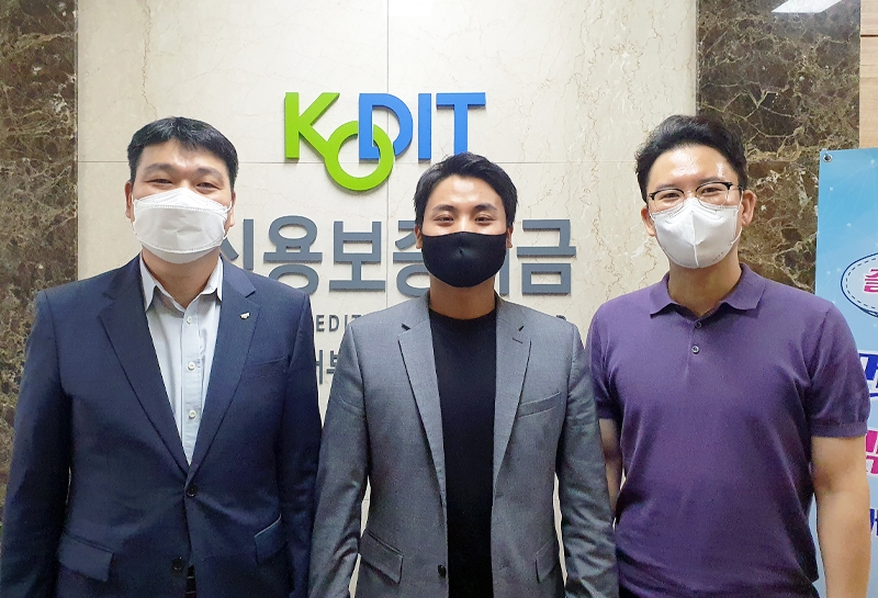 사진=주식회사 맥클로린 대표(가운데) 및 신용보증기금 서울서부스타트업지점 관계자