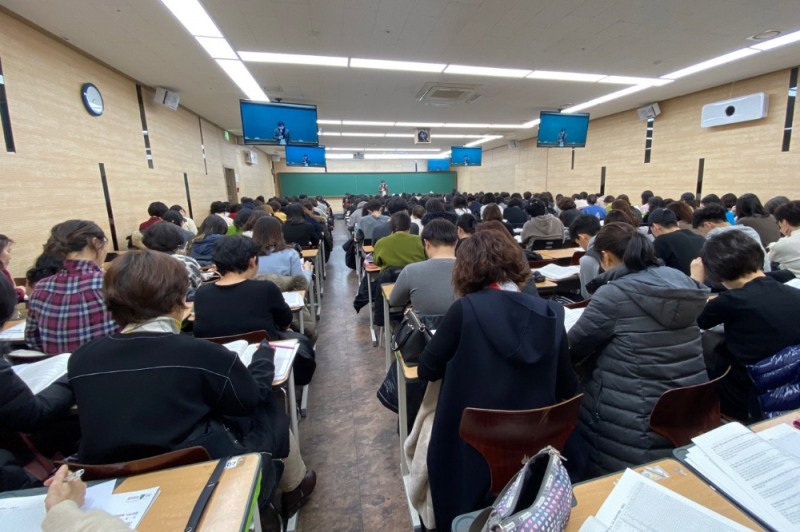 이강현 이강학원 대표가 대학수학능력시험 입시전략 설명회를 진행하고 있다. 사진은 코로나19 이전에 진행된 설명회 모습. ⓒ이강학원