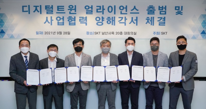 (왼쪽부터) 다쏘시스템 문귀동 제조영업본부장, 노주환 에스디플렉스 대표, 신용식 SK텔레콤 IoT Co장, 송병훈 한국전자기술원 SMIC센터장, 하태진 버넥트 대표, 윤재민 플럭시티 대표, 유훈상 위즈코어 성장사업본부장/사진 제공 = SK텔레콤