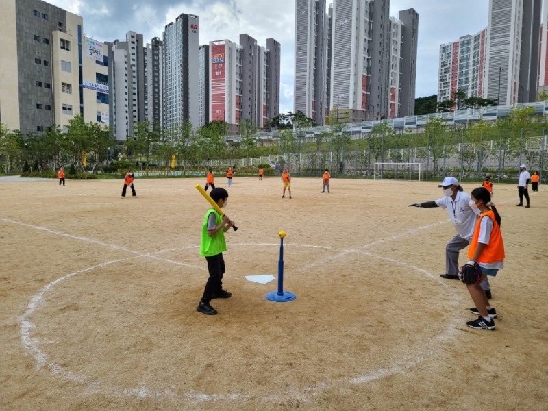 찾아가는 티볼교실 모습[사진 KBO}