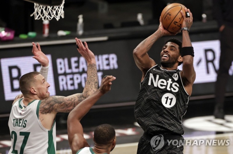 카이리 어빙(오른쪽)