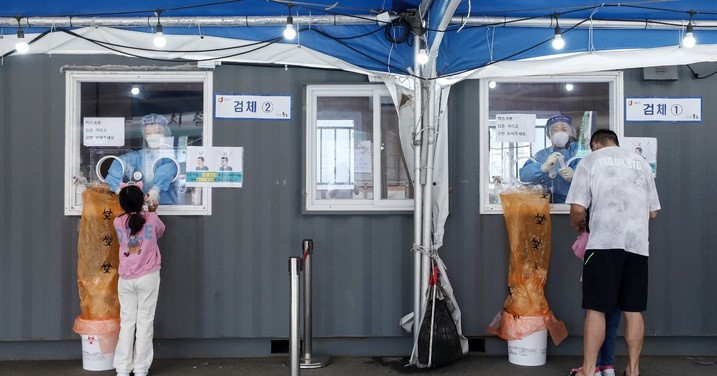 코로나19 일일 신규 확진자 수가 2289명으로 집계된 28일 오전 서울 중구 서울역에 마련된 임시선별검사소에서 자매 어린이가 검사를 받고 하고 있다.