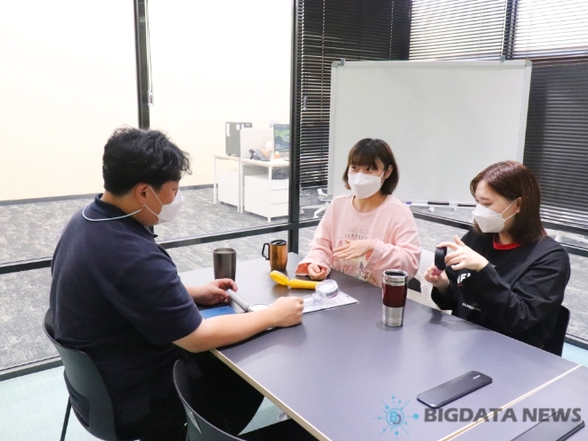 지난 9일 올해의 브랜드 샤워기 필터 부문에서 대상을 수상한 샤워플러스(대표 오교선)는 중소기업으로는 보기 드물게 ESG경영을 선도하고 실천하며 직원들의 호평을 얻고 있다. 본지는 지난 28일 정부 정책중 하나인 '청년 고용'에 부응하고 있는 '샤워플러스'의 올해 신입 직원중 3명과의 대담을 통해 그들의 이야기를 듣는 시간을 가졌다. 사진 왼쪽부터 박영욱 사원, 정윤지 대리, 신다슬 사원 모습.