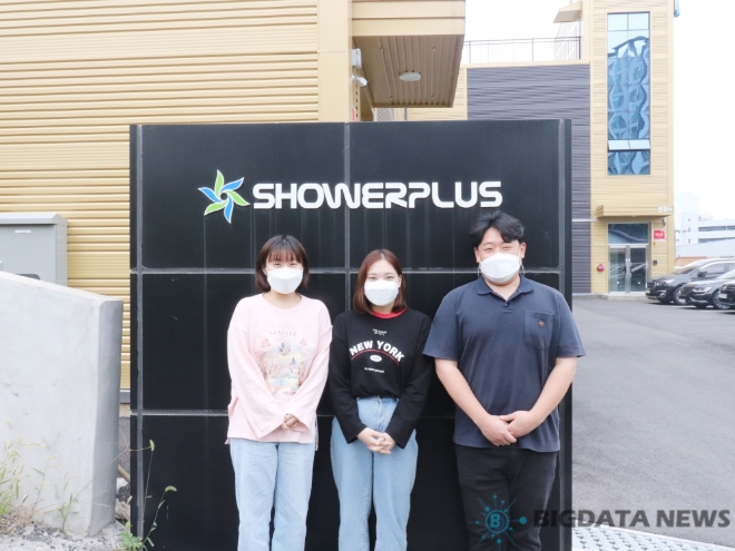 (왼쪽부터)정윤지 대리, 신다슬 사원, 박영욱 사원이 대담을 마치고 샤워플러스 건물을 배경으로 사진 촬영을 하고 있다.