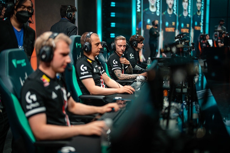G2 '얀코스' 마르친 얀코프스키, '캡스' 라스무스 뷘터의 화면을 쳐다보는 '레클레스' 마틴 라르손(사진=라이엇 게임즈 발췌).