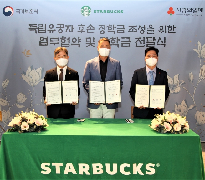 (왼쪽부터)이남우 국가보훈처 차장, 송호섭 스타벅스코리아 대표,김상균 사회복지공동모금회 사무총장 순/사진 제공 = 스타벅스