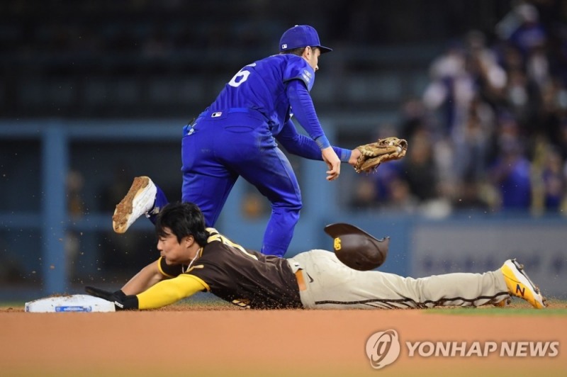 (로스앤젤레스 USA투데이스포츠/로이터=연합뉴스) 샌디에이고 파드리스 내야수 김하성이 29일(한국시간) 미국 캘리포니아주 로스앤젤레스 다저스타디움에서 열린 메이저리그 로스앤젤레스 다저스와의 방문경기에 대주자로 출전해 2루 도루에 성공하고 있다.