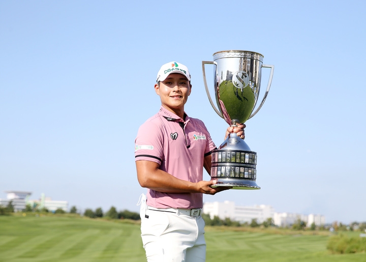 서요섭 우승 트로피. (사진=신한금융그룹 제공)