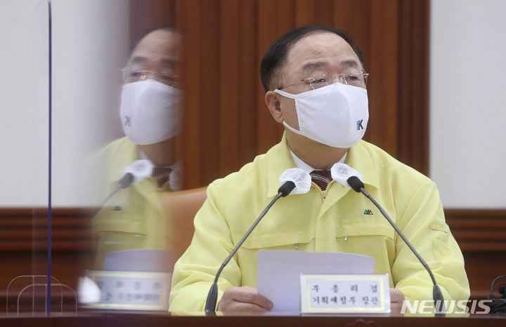 홍남기 경제부총리 겸 기획재정부 장관이 30일 오전 서울 종로구 정부서울청사에서 열린 제46차 비상경제중앙대책본부회의에 참석해 발언하고 있다. (공동취재사진)