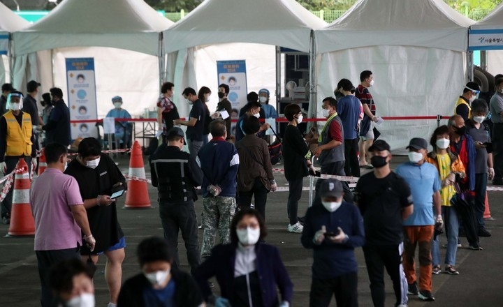 0시 기준 2885명의 신규 코로나19 확진자가 발생한 지난 29일 서울 송파구 가락시장에 설치된 선별진료소에서 시장 상인 등 시민들이 검사를 받기 위해 줄을 서고 있다