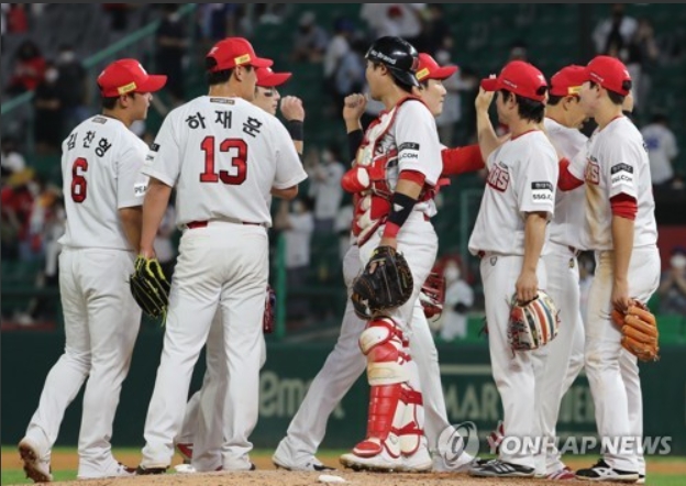 승리의 기쁨을 나누고 있는 SSG 선수단. 가을야구에서도 이 모습을 볼 수 있을까?