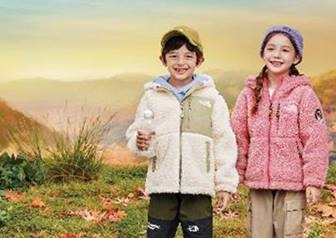 페트병 리사이클링 소재가 적용된 ‘키즈 플레이 그린 플리스 후디’ 착용컷