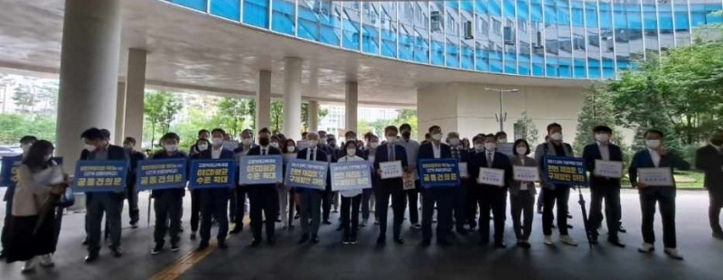전국 27개 전문대학 총장단 1일 오후 세종정부청사 기획재정부 앞에서 2021 대학기본역량진단 가결과에 대한 개선을 요구하는 기자회견을 하고 있다. 사진=송호대학교