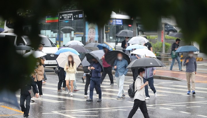 출근길 가을비가 내린 지난달 29일 오전 서울 중구 명동성당 사거리 인근에서 우산을 쓴 시민들이 발걸음을 재촉하고 있다.