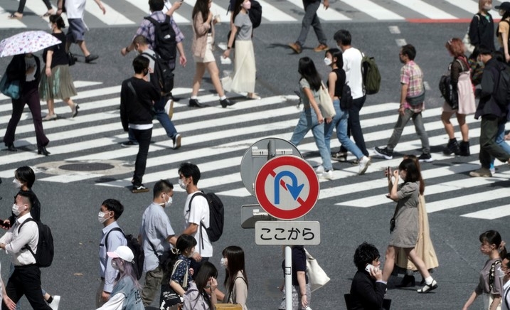 일본 수도 도쿄 번화가 시부야에서 30일 코로나19 예방을 위해 마스크를 쓴 시민들이 교차 횡단보도를 건너고 있다.