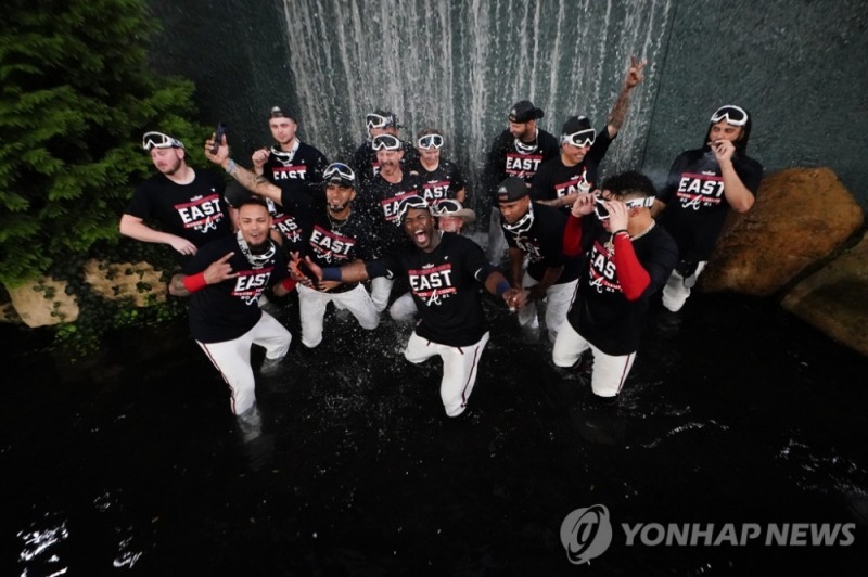 (애틀랜타 AP=연합뉴스) 애틀랜타 브레이브스 선수들이 1일(한국시간) 미국 조지아주 애틀랜타의 트루이스트 파크에서 열린 메이저리그 필라델피아 필리스전에서 승리하며 내셔널리그 동부지구 우승을 확정한 뒤, 세리머니를 펼치고 있다.