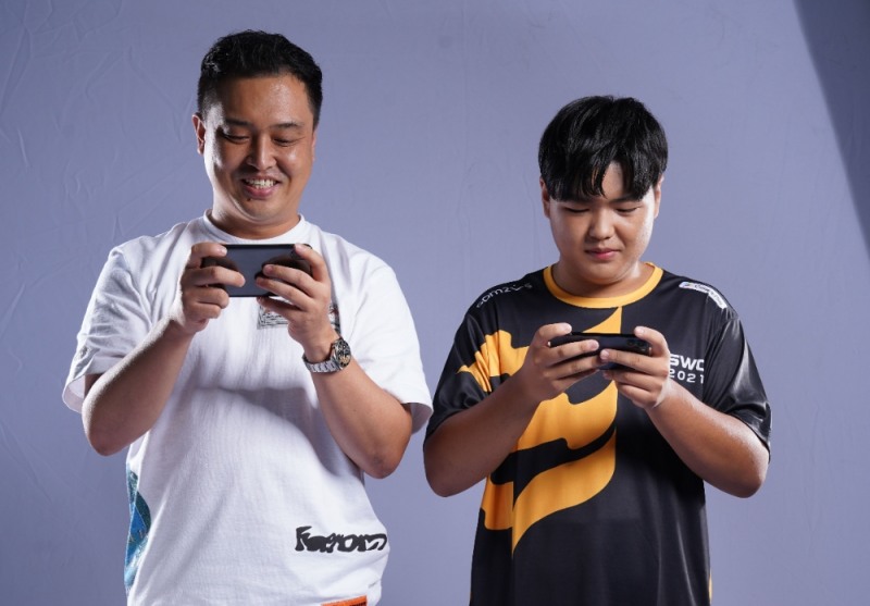 '서머너즈워'를 4년 동안 함께 즐기며 'SWC' 우승을 위한 도전을 함께 이어오고 있는 소경용씨(왼쪽)와 소진혁군(오른쪽) 부자(사진 제공=컴투스).