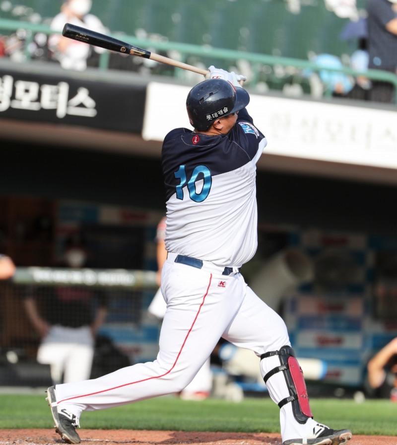 KBO 리그 역대 14번째 2000안타와 13년 연속 100안타 기록을 동시에 수립한 롯데 이대호